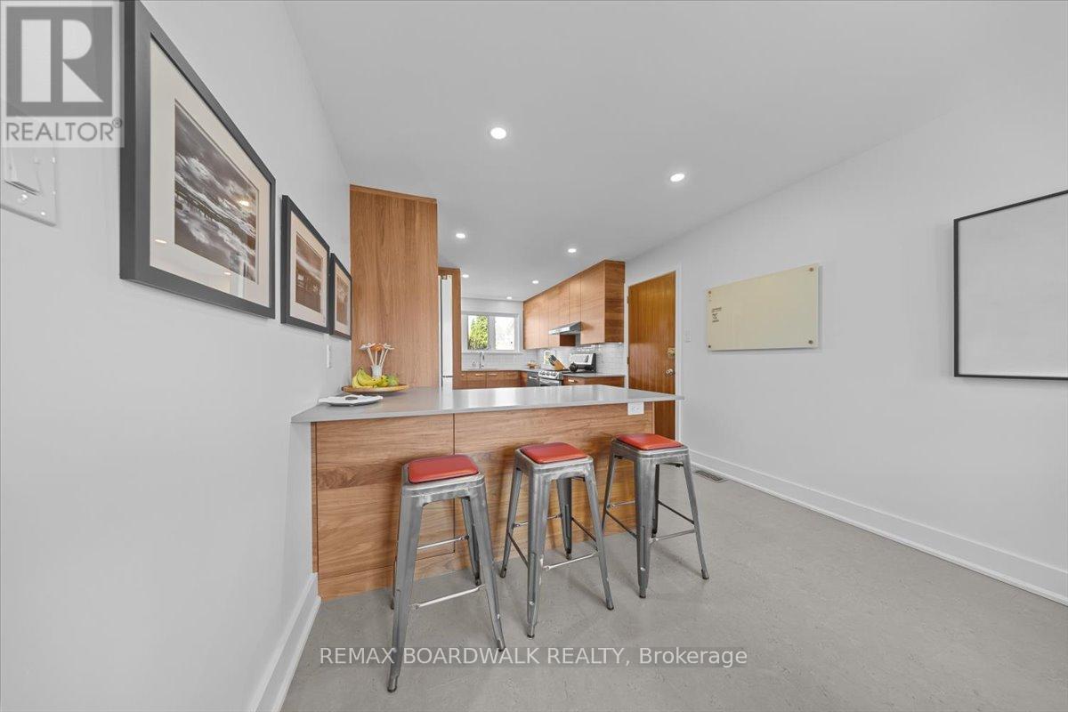 1912 Oakdean Crescent