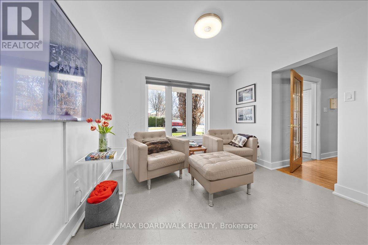 1912 Oakdean Crescent