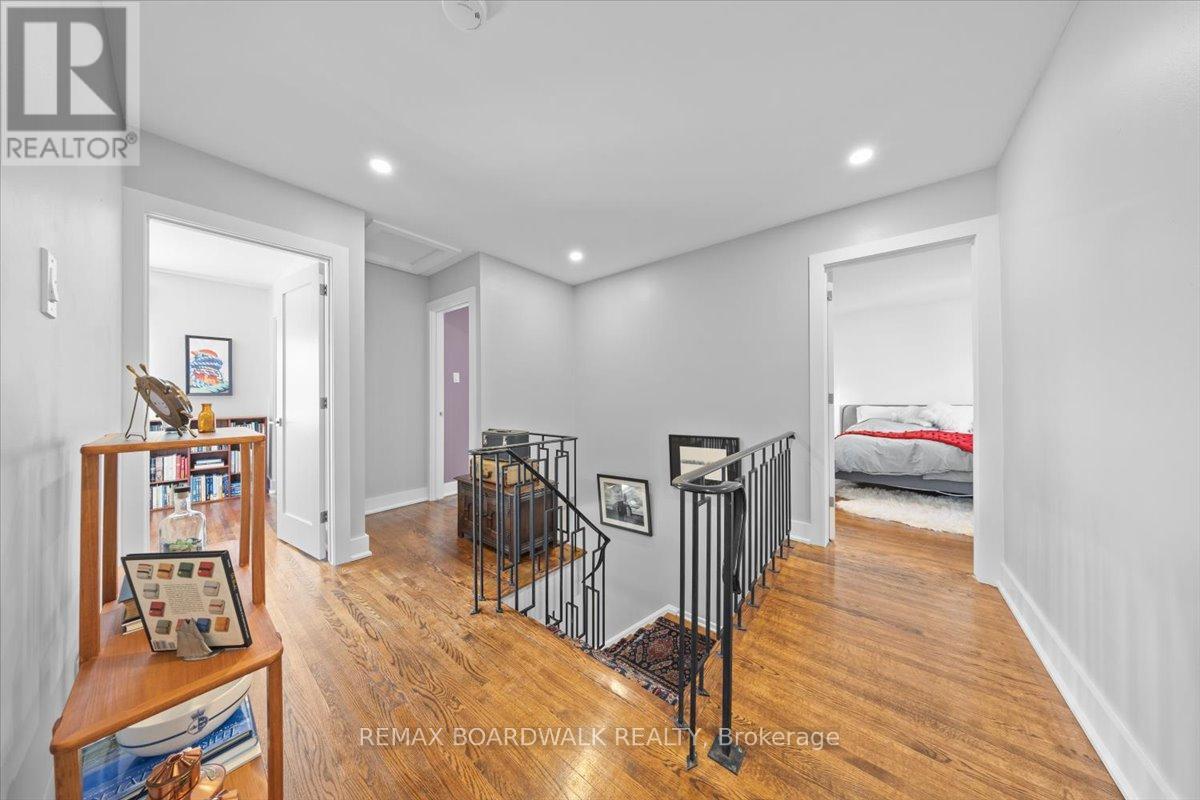 1912 Oakdean Crescent