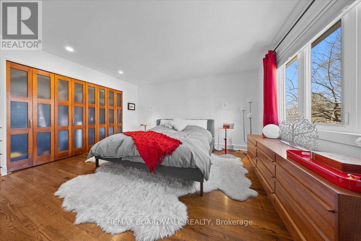 1912 Oakdean Crescent