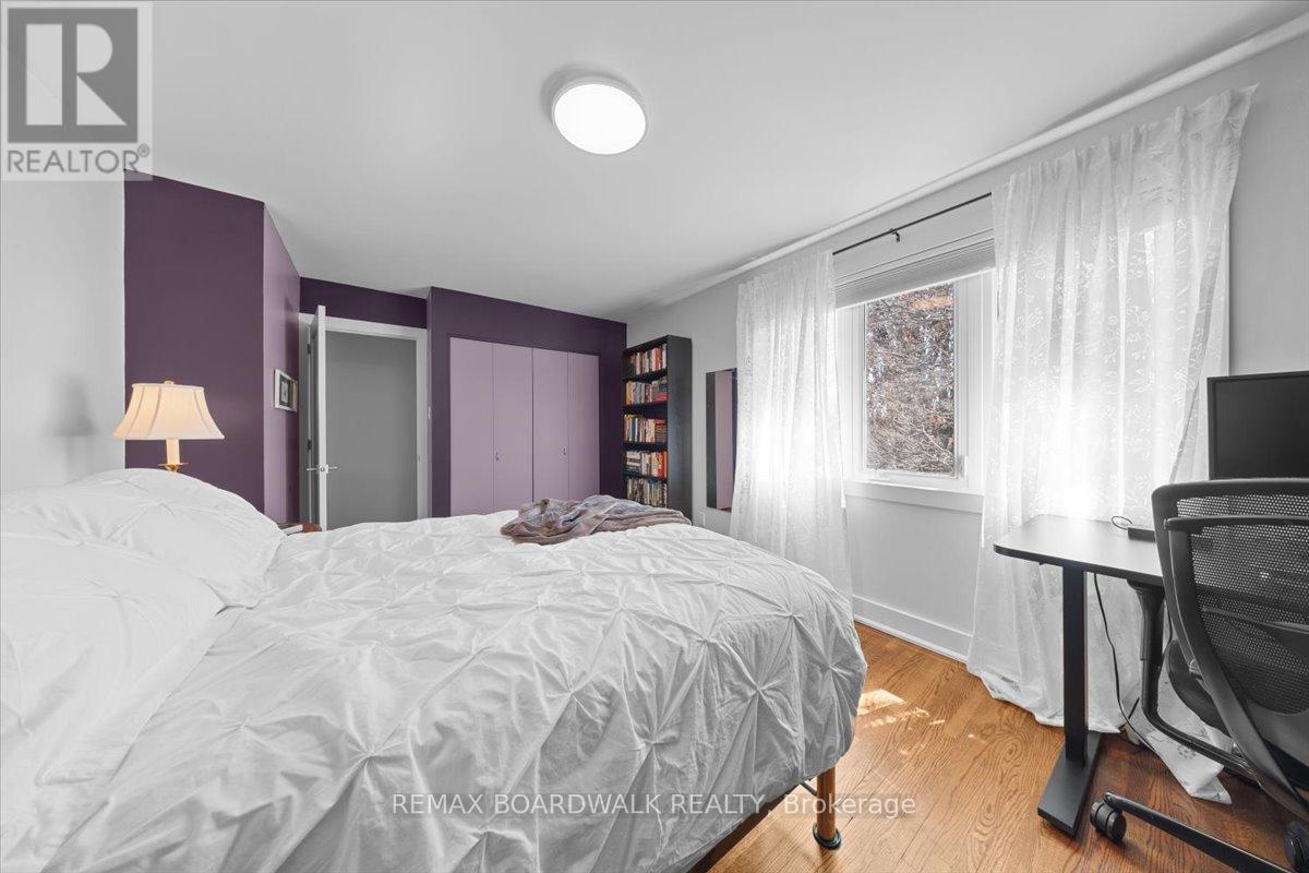 1912 Oakdean Crescent