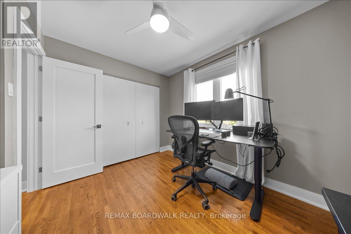 1912 Oakdean Crescent