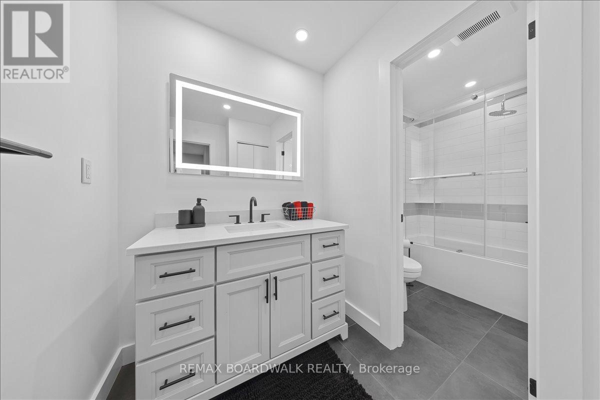 1912 Oakdean Crescent