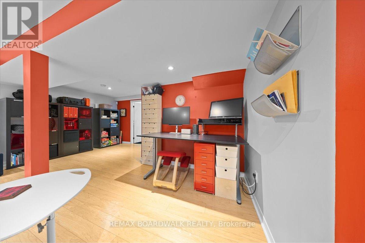 1912 Oakdean Crescent