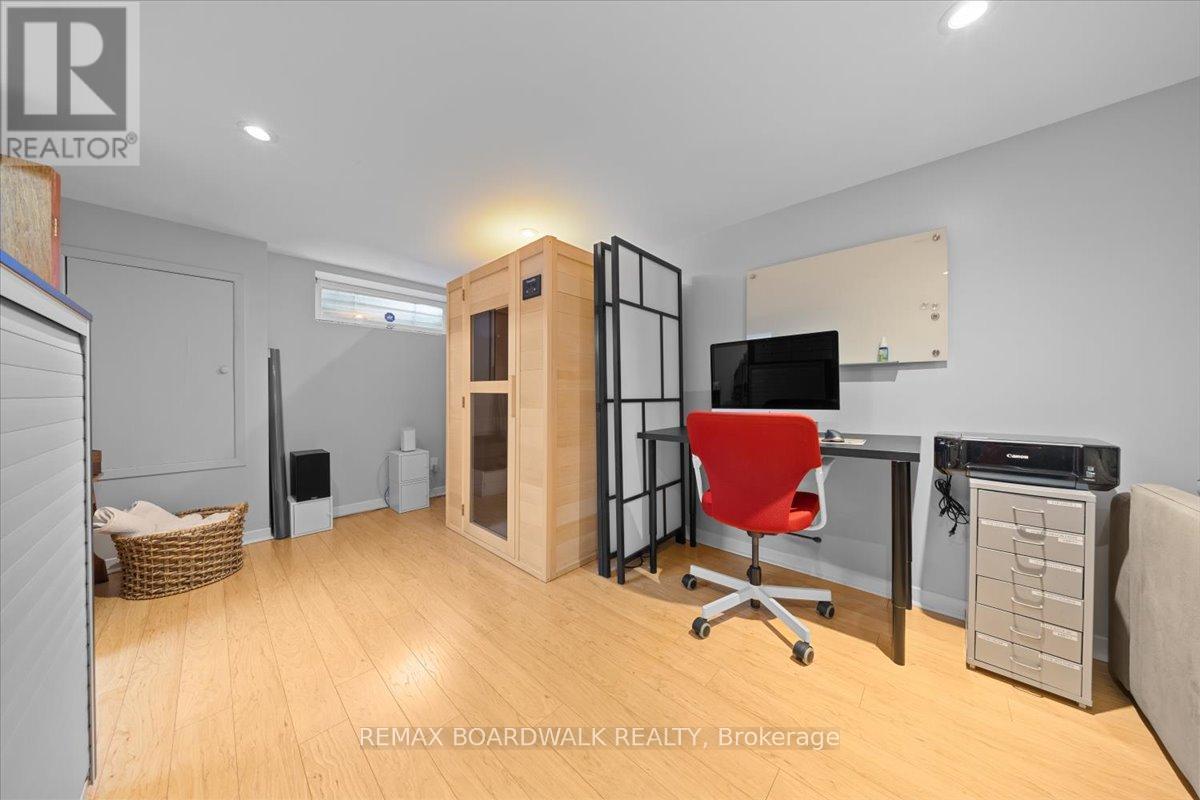 1912 Oakdean Crescent