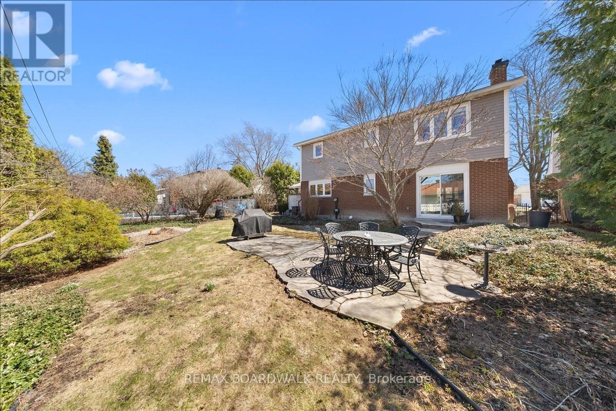 1912 Oakdean Crescent