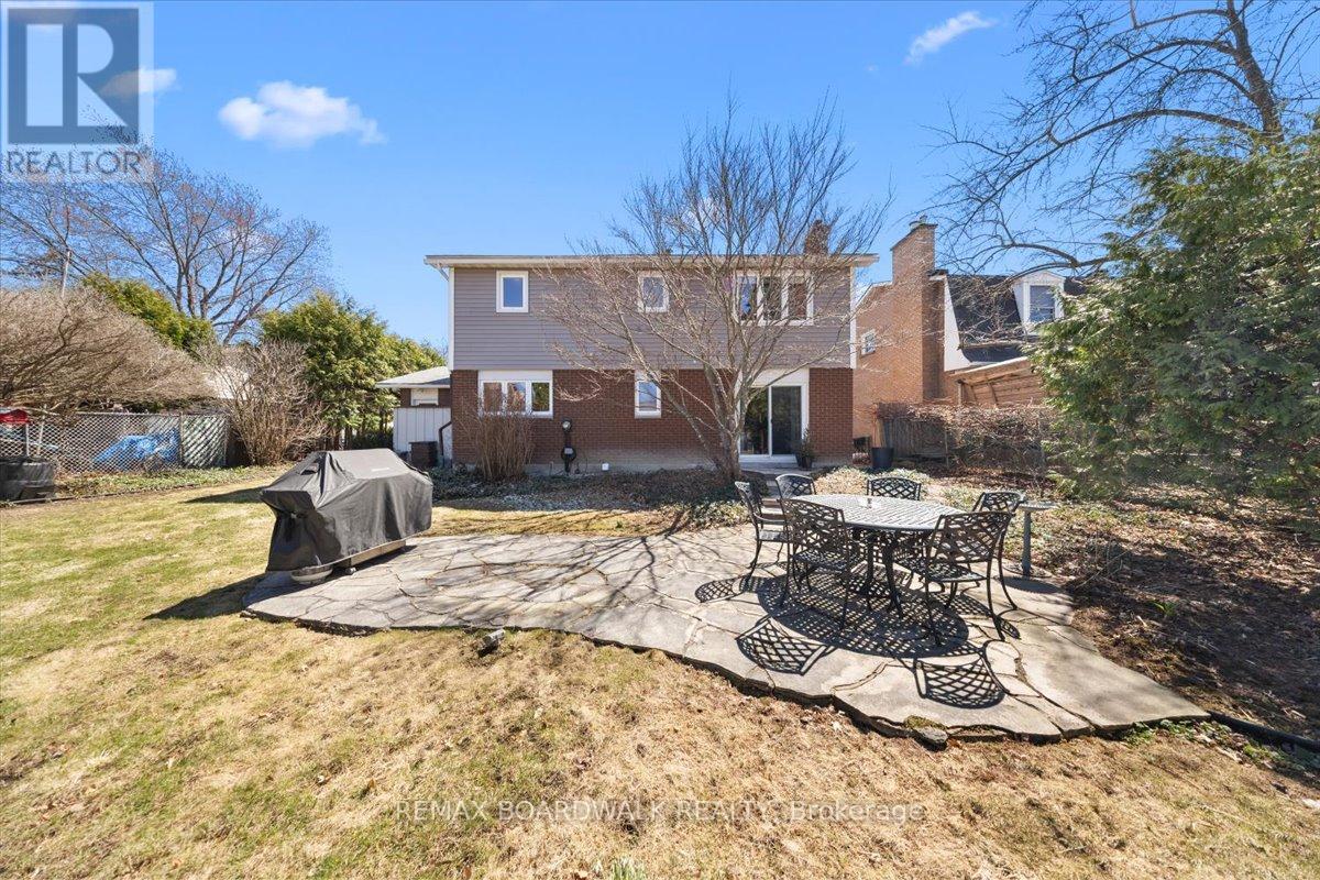 1912 Oakdean Crescent