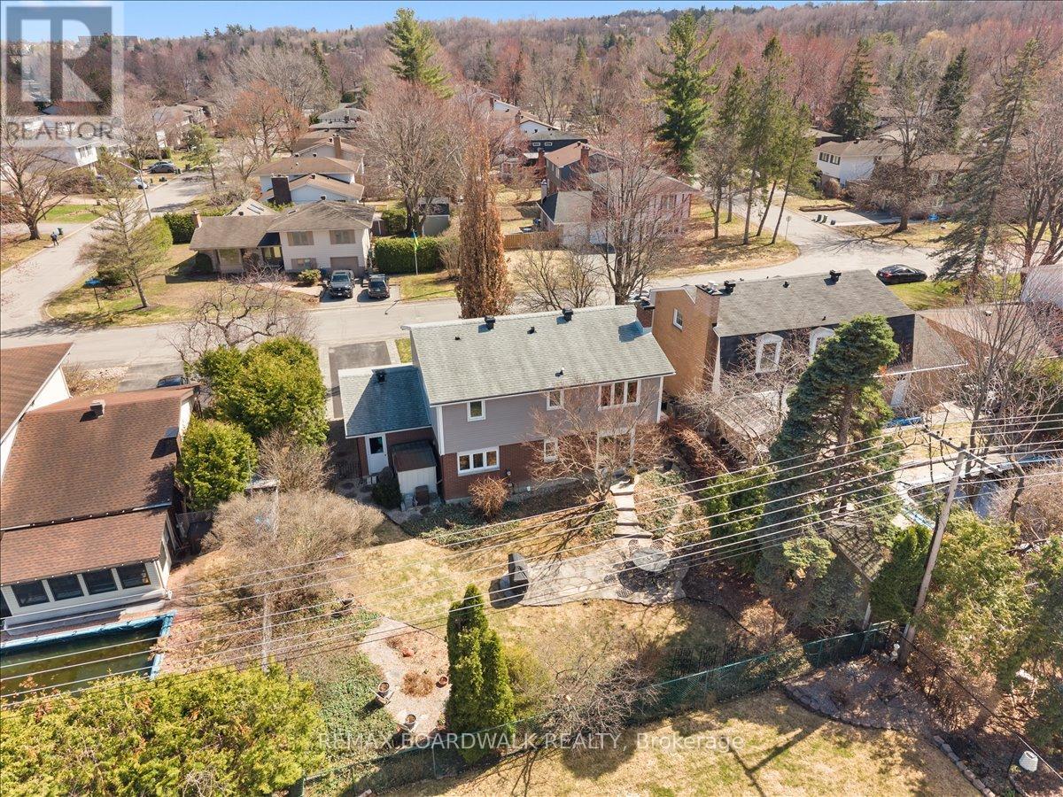 1912 Oakdean Crescent