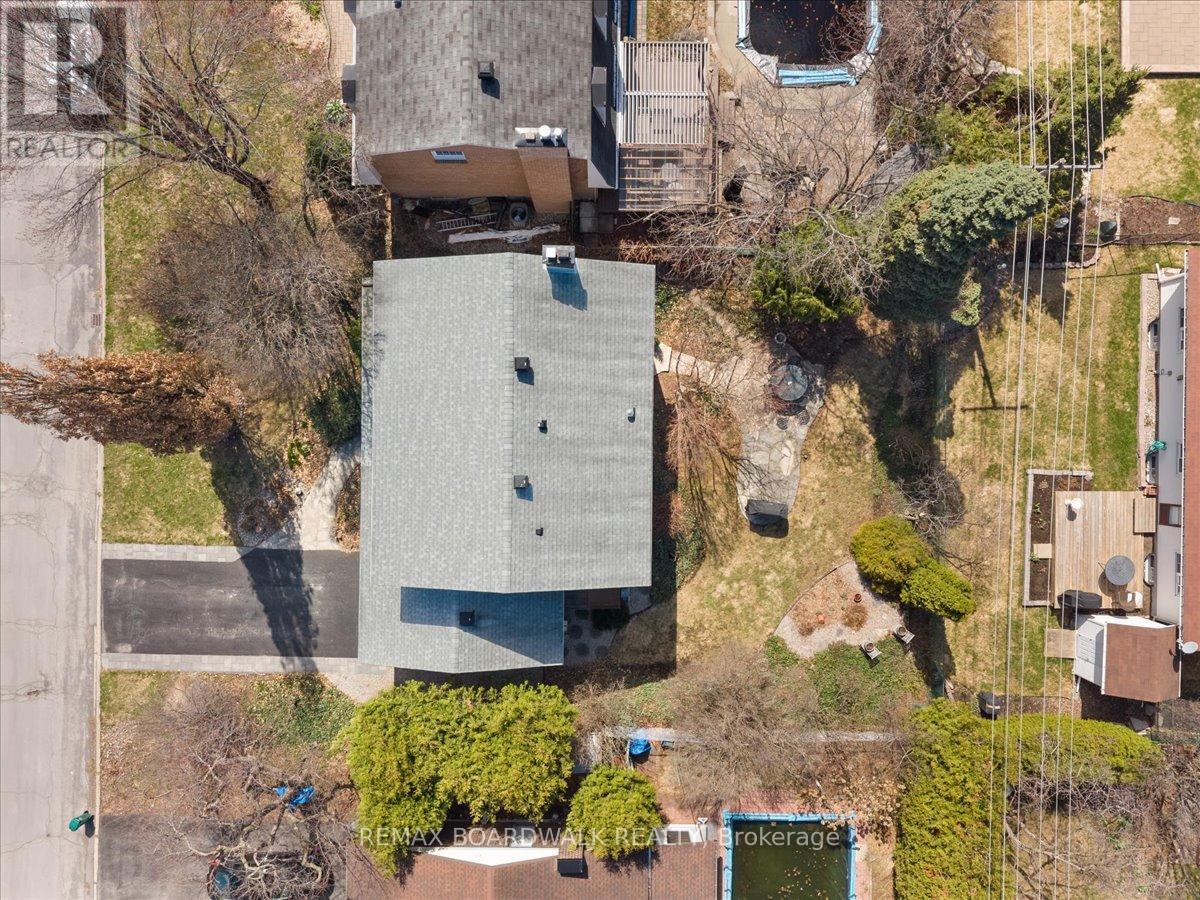 1912 Oakdean Crescent