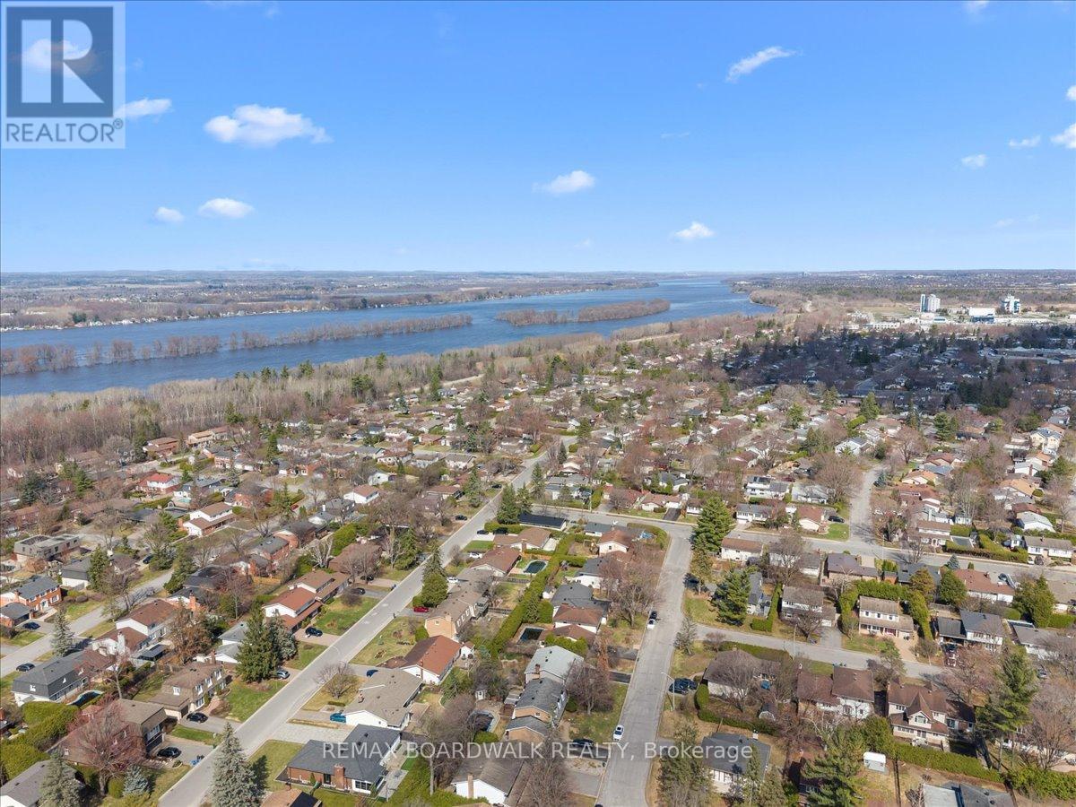 1912 Oakdean Crescent