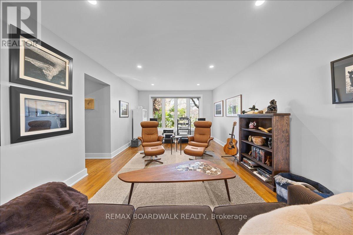 1912 Oakdean Crescent