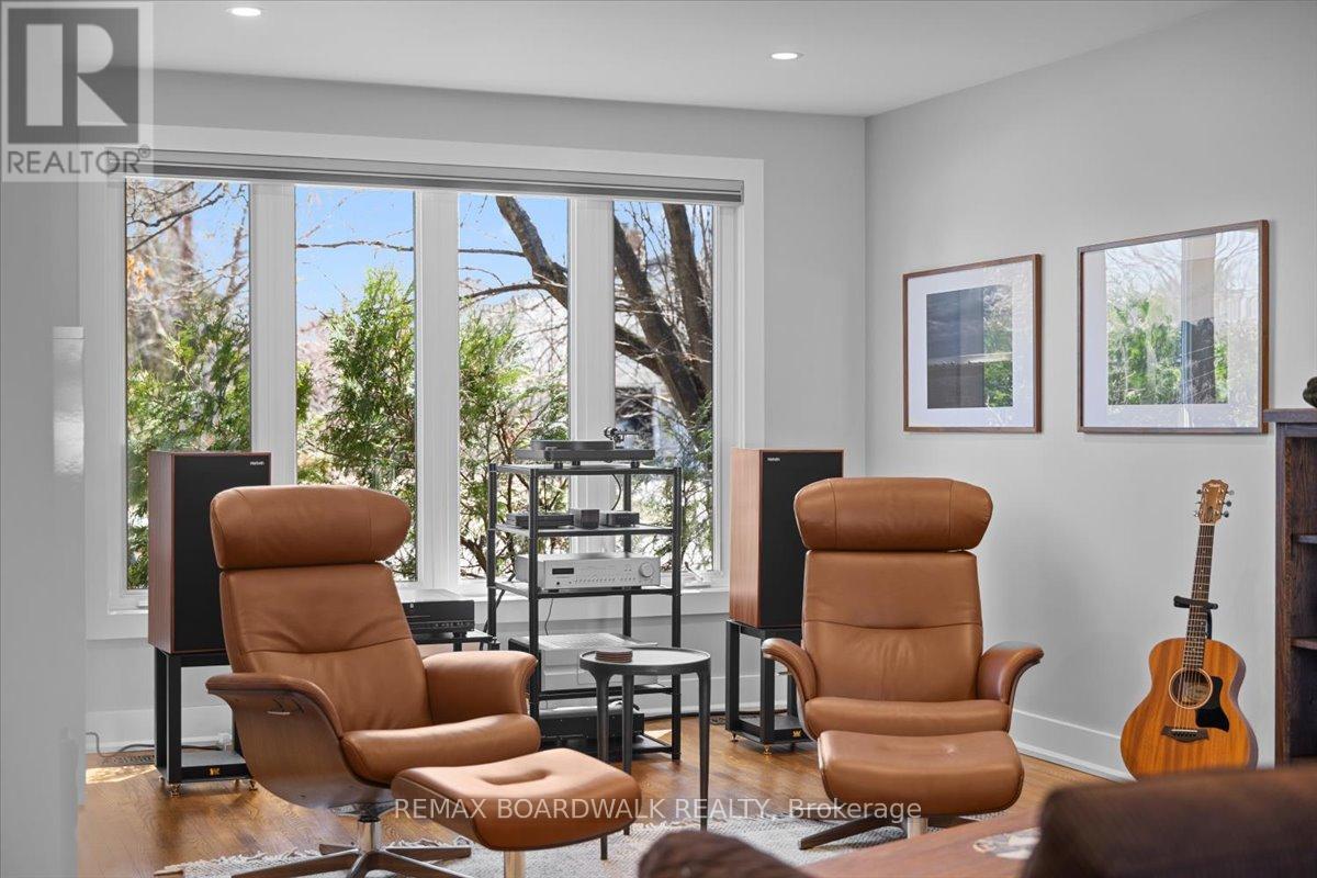 1912 Oakdean Crescent