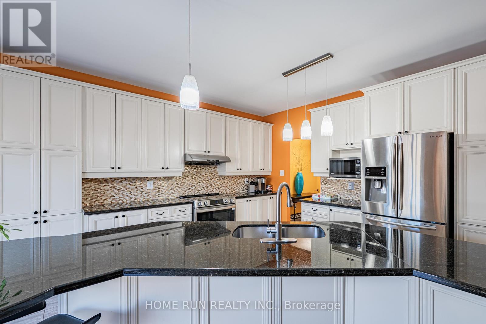 5 Thunderbird Crescent