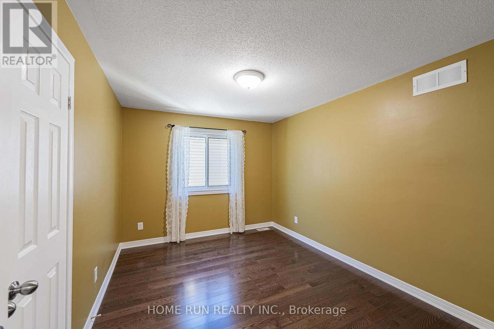 5 Thunderbird Crescent