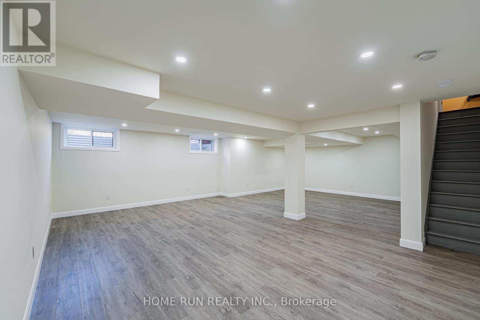 5 Thunderbird Crescent