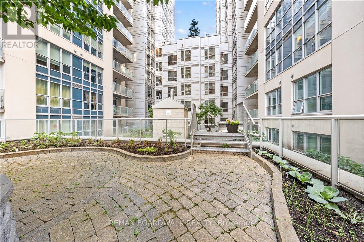 2107 - 242 Rideau Street