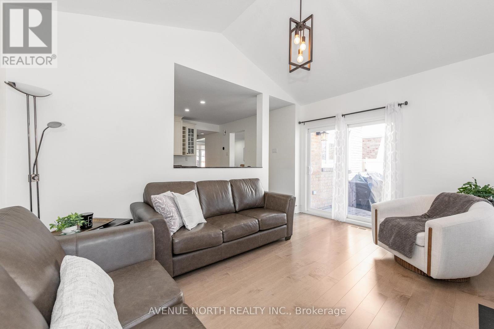 3028 Courtyard Crescent