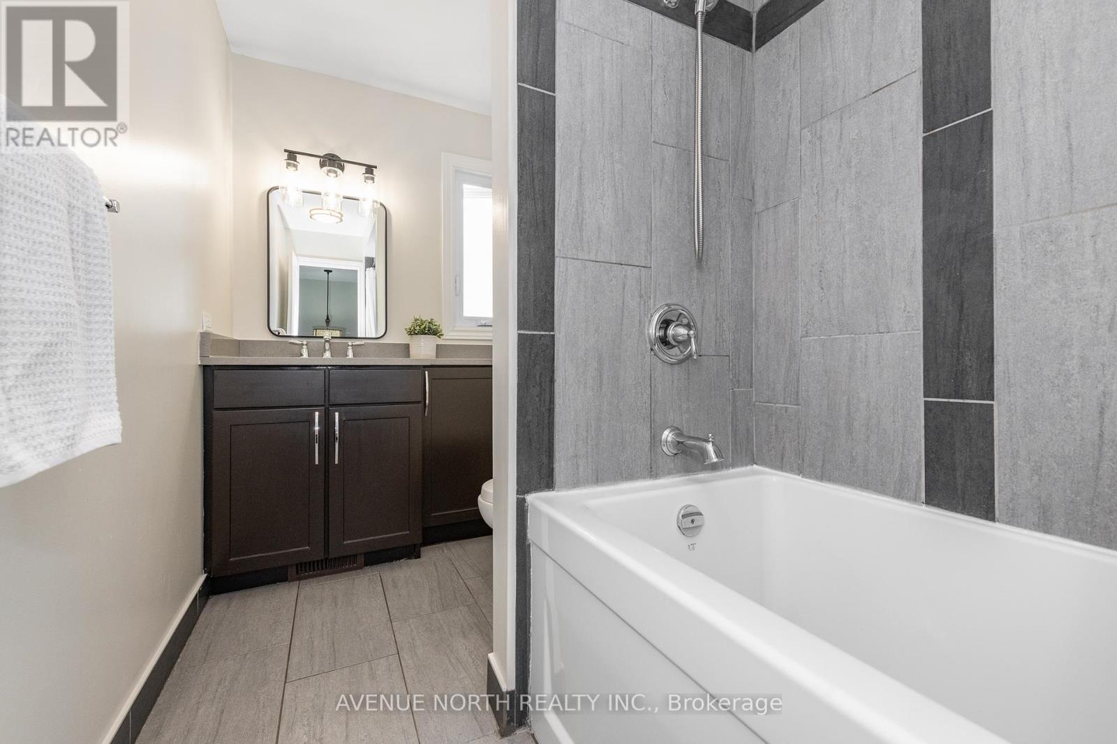 3028 Courtyard Crescent