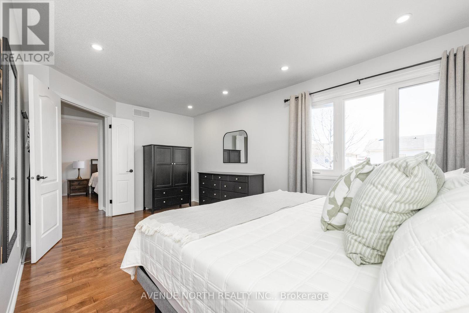 3028 Courtyard Crescent