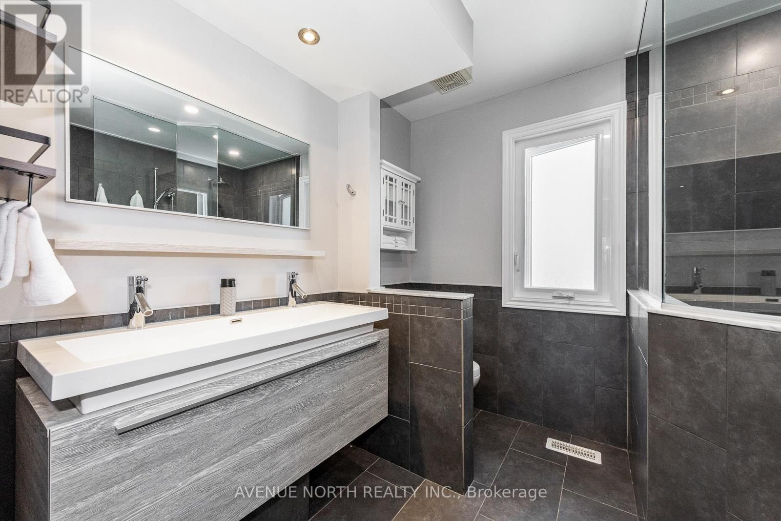 3028 Courtyard Crescent