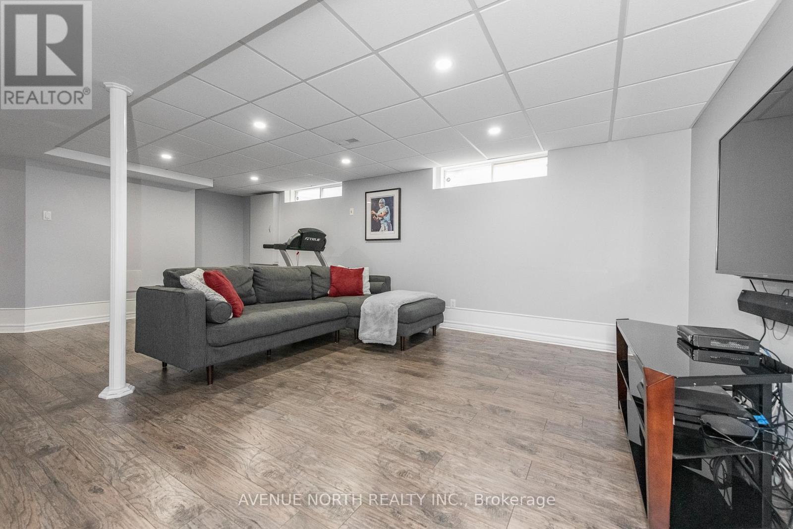 3028 Courtyard Crescent