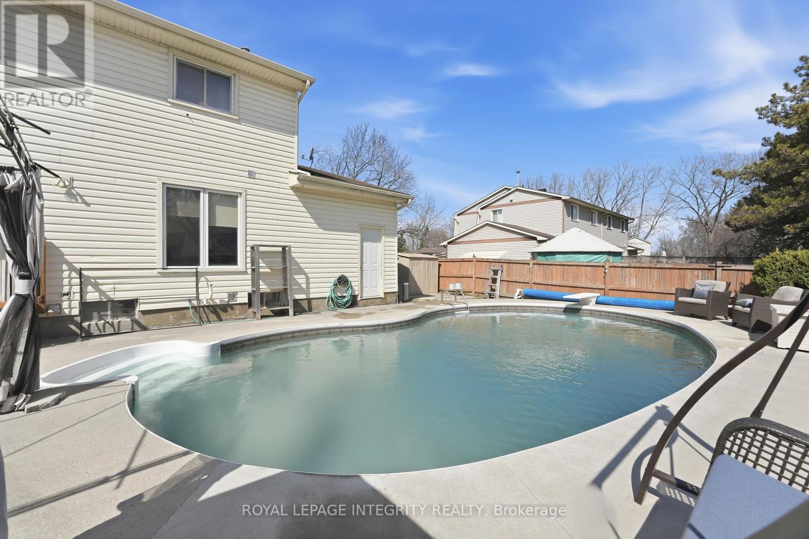 776 Vinette Crescent