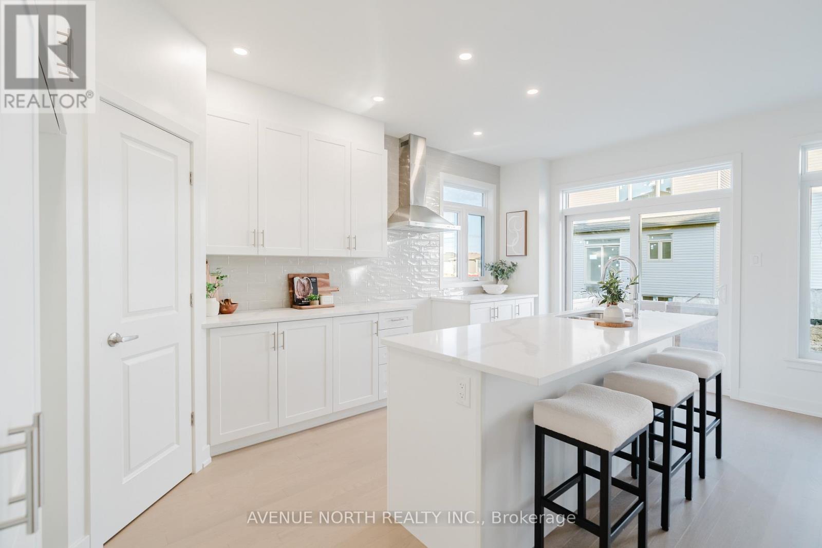 1729 Rotterdam Circle