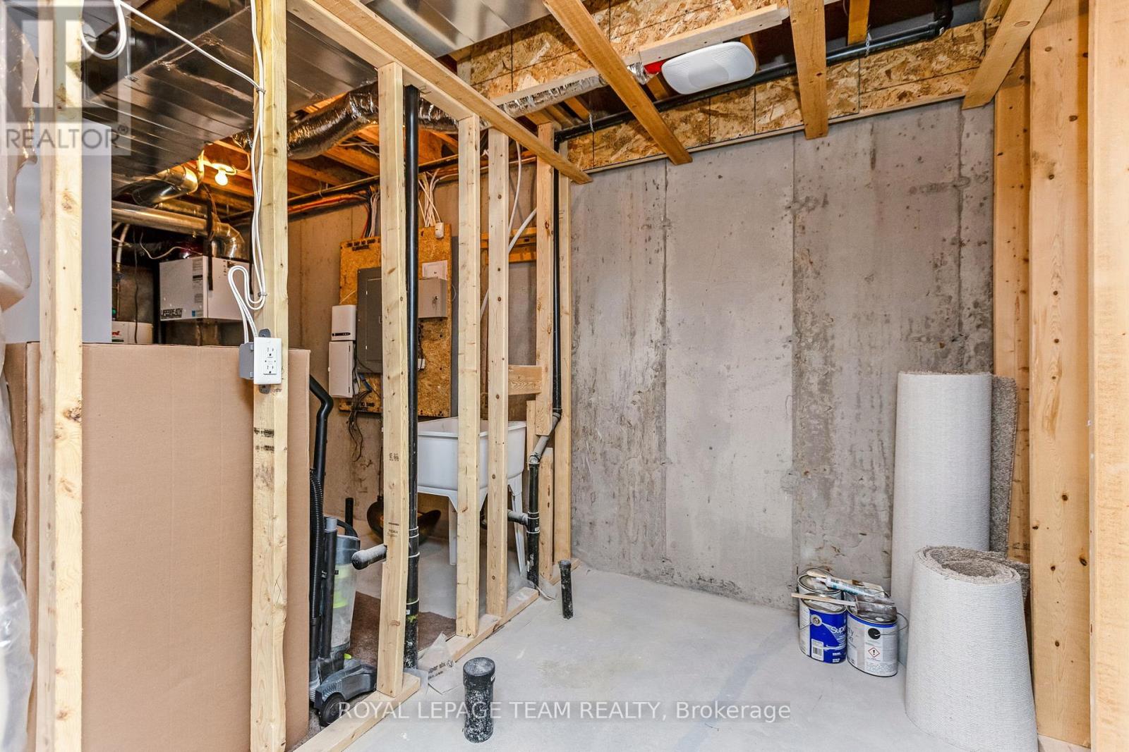 121 Woodhurst Crescent