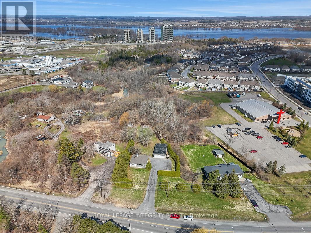 1099 Old Montreal Road