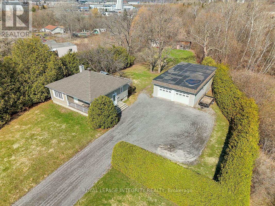 1099 Old Montreal Road