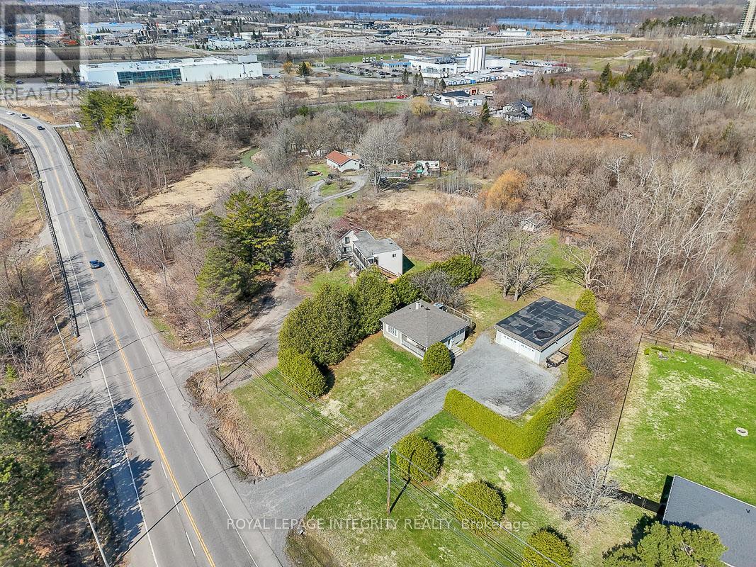 1099 Old Montreal Road