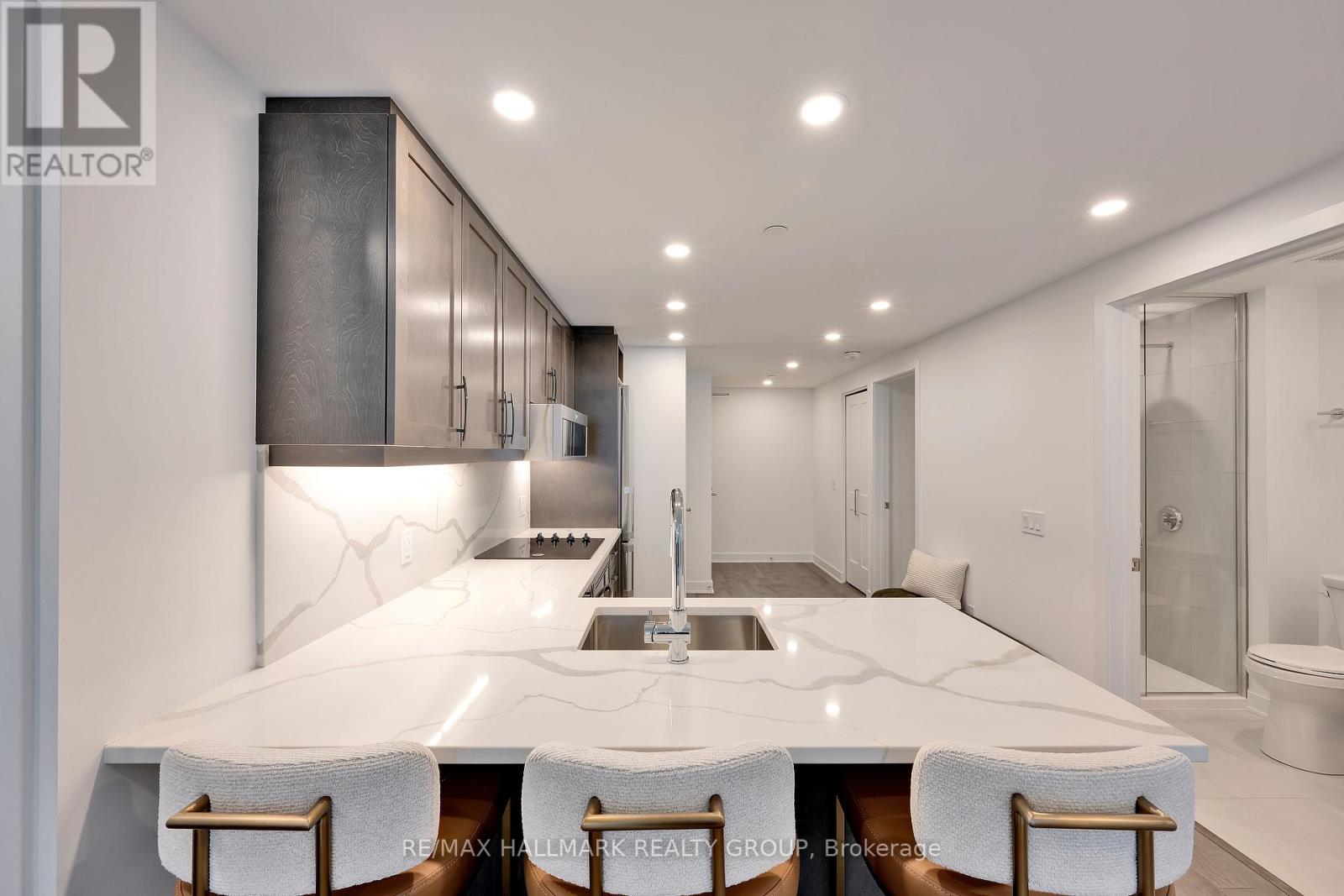 801 - 340 Queen Street