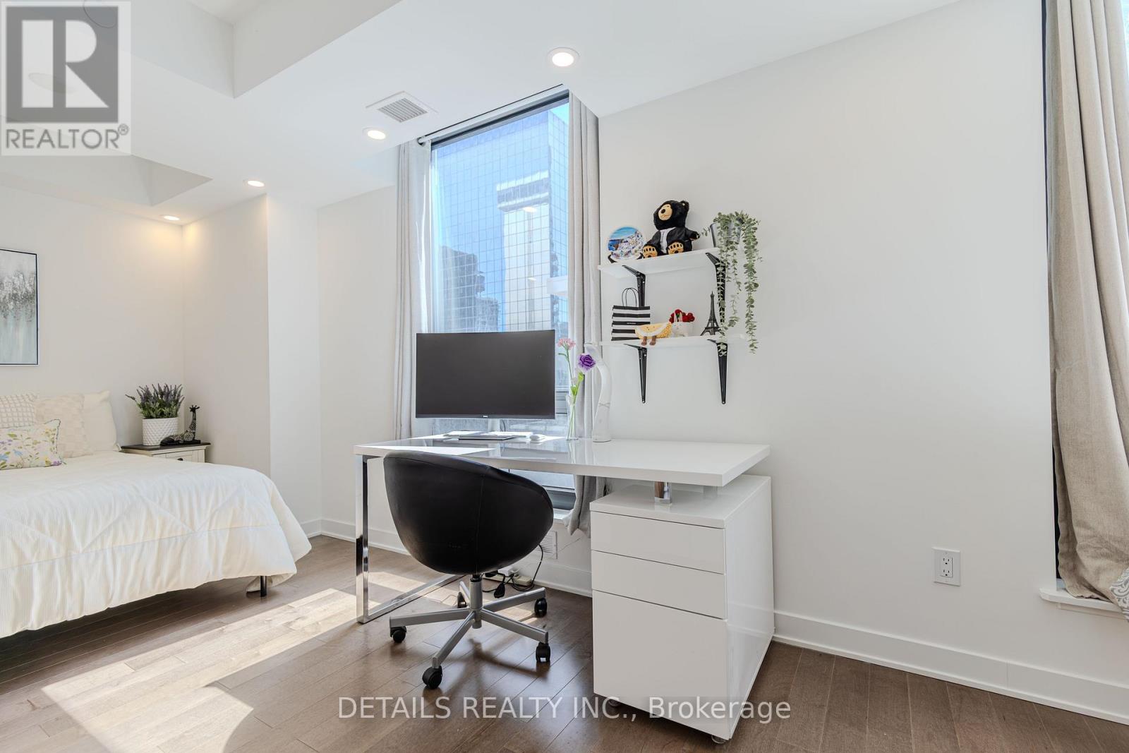 1008 - 340 Queen Street