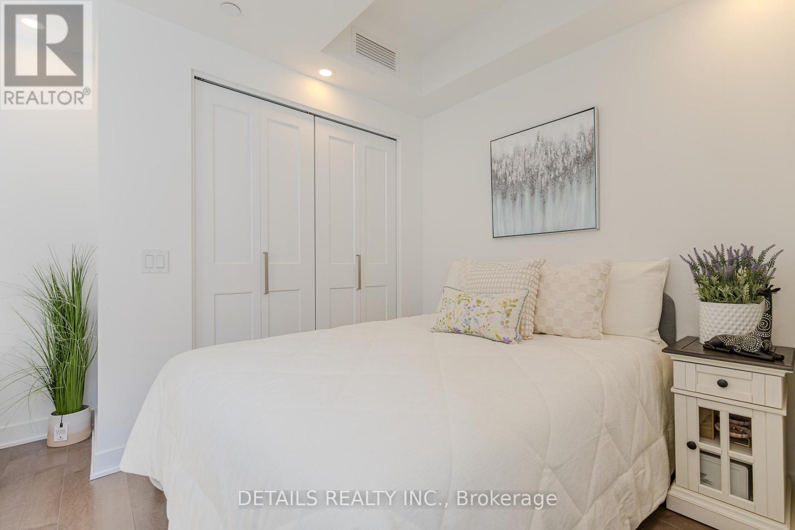 1008 - 340 Queen Street