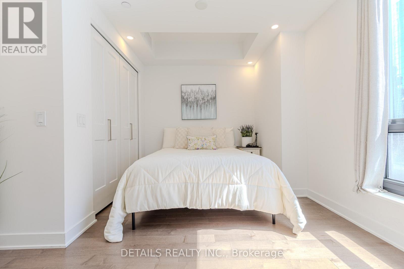 1008 - 340 Queen Street