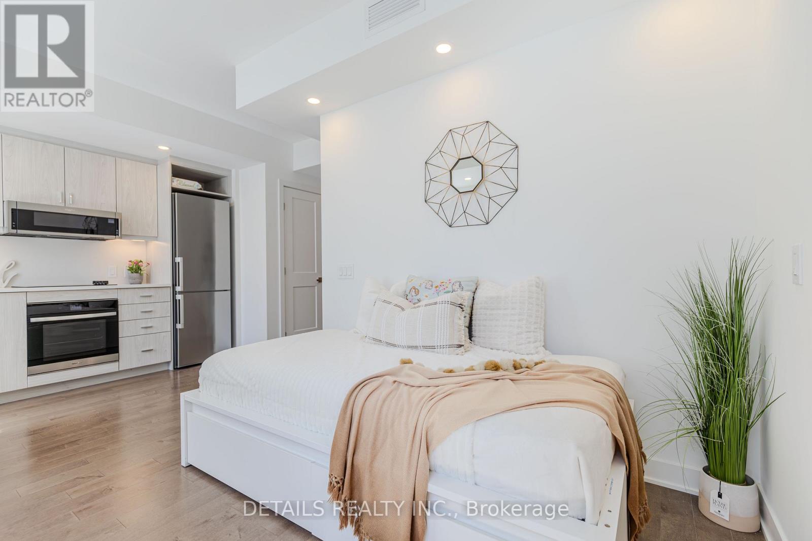 1008 - 340 Queen Street