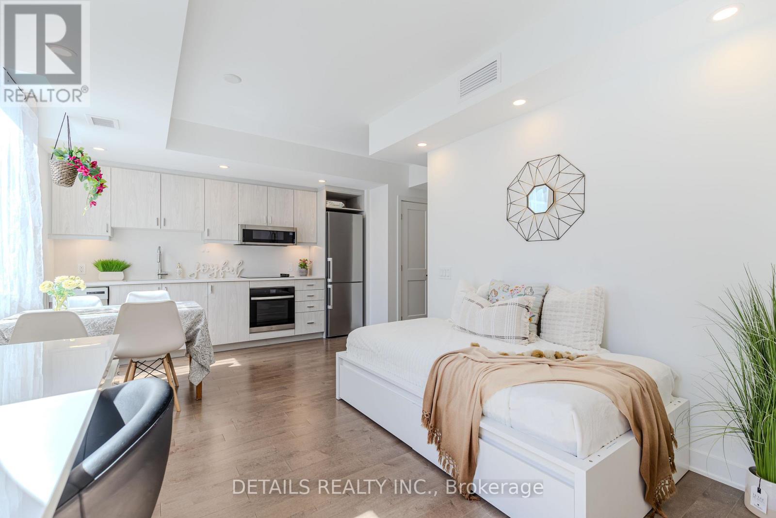 1008 - 340 Queen Street