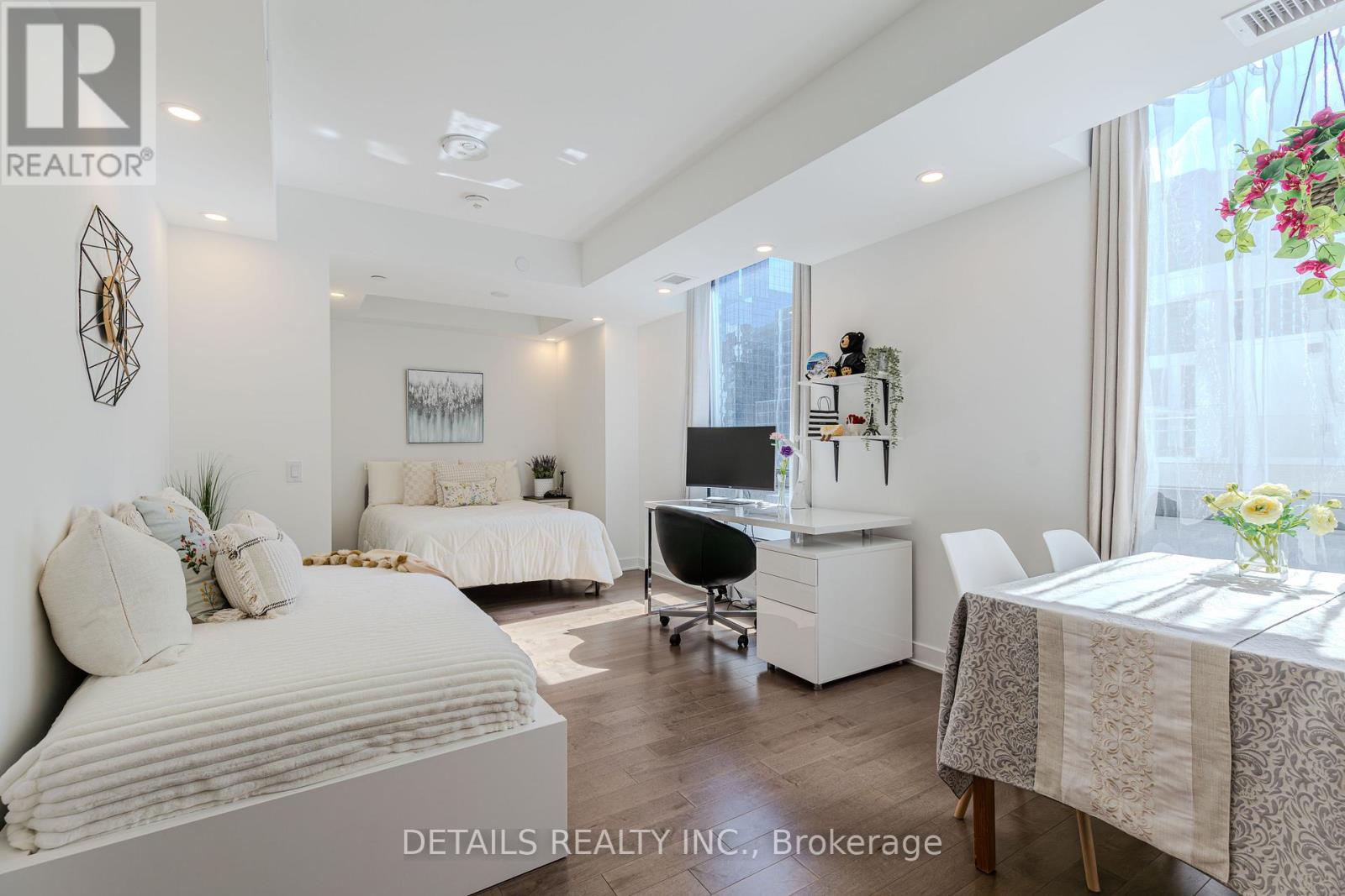 1008 - 340 Queen Street