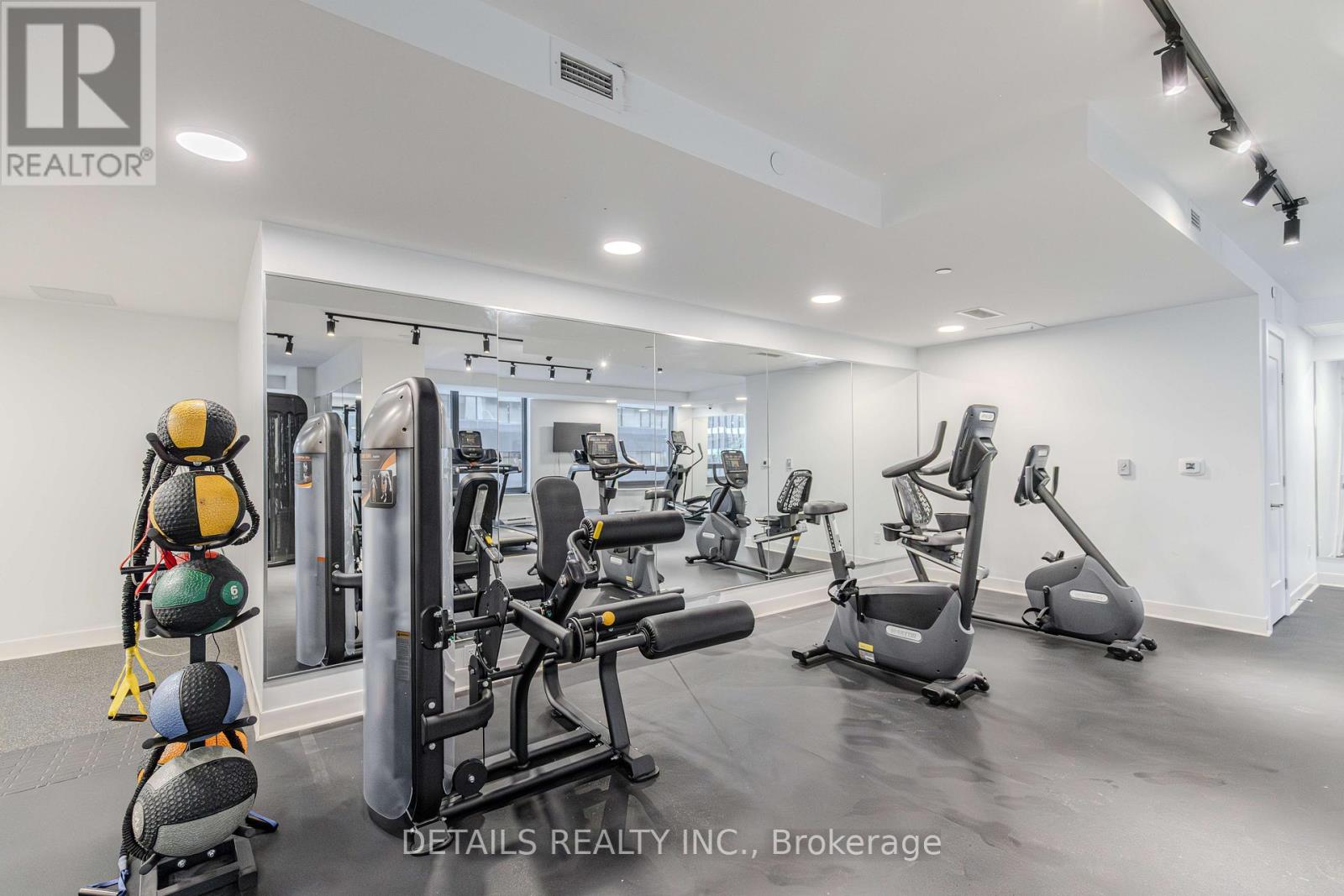 1008 - 340 Queen Street