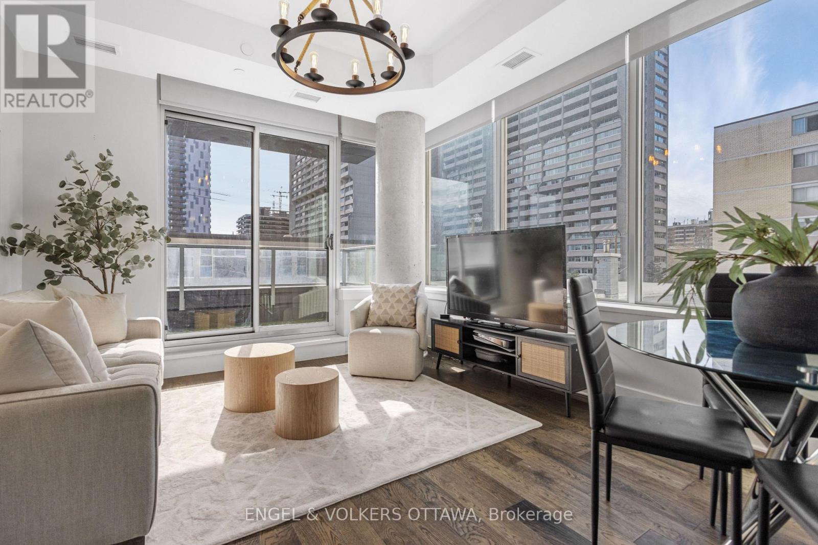 302 - 255 Bay Street