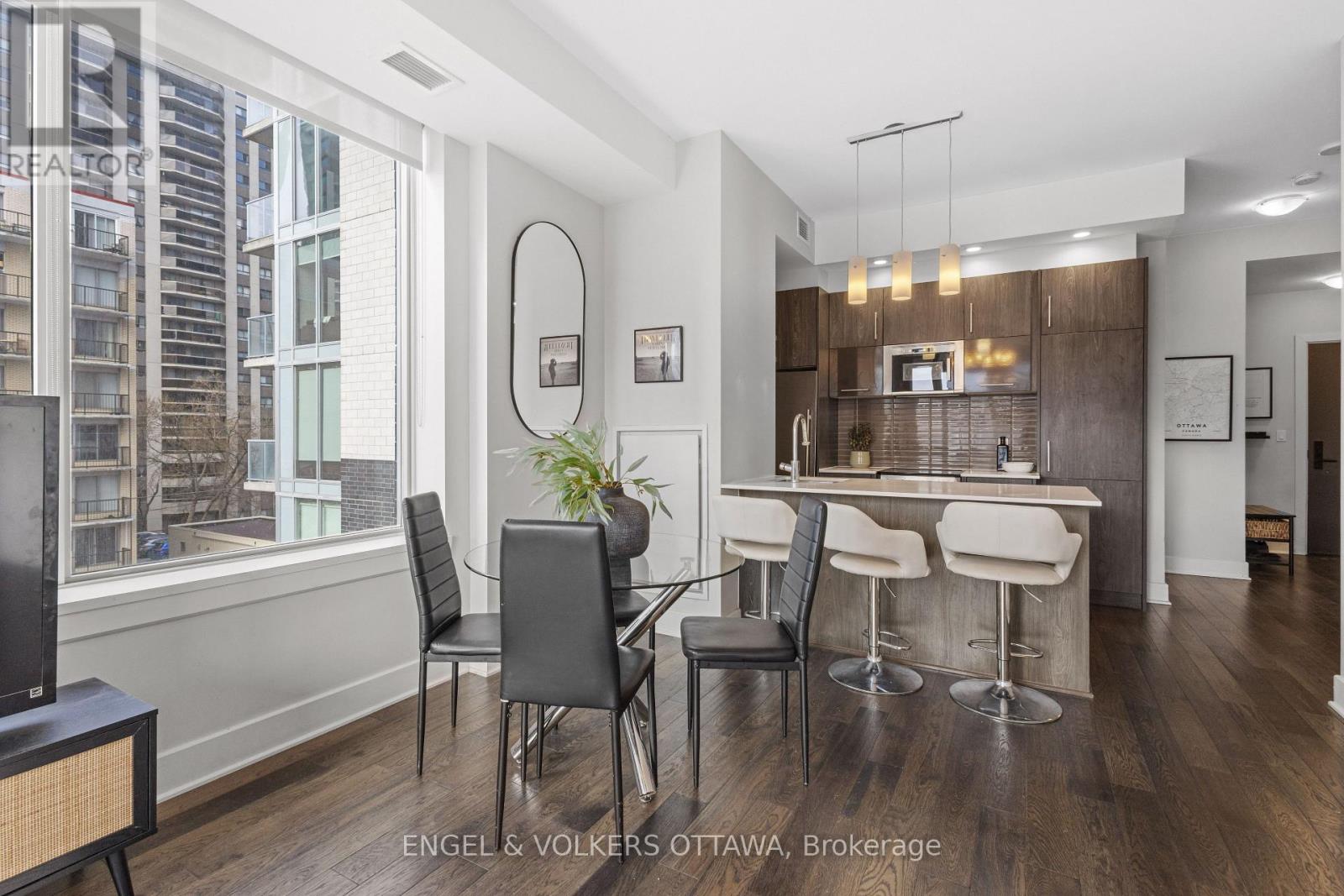 302 - 255 Bay Street