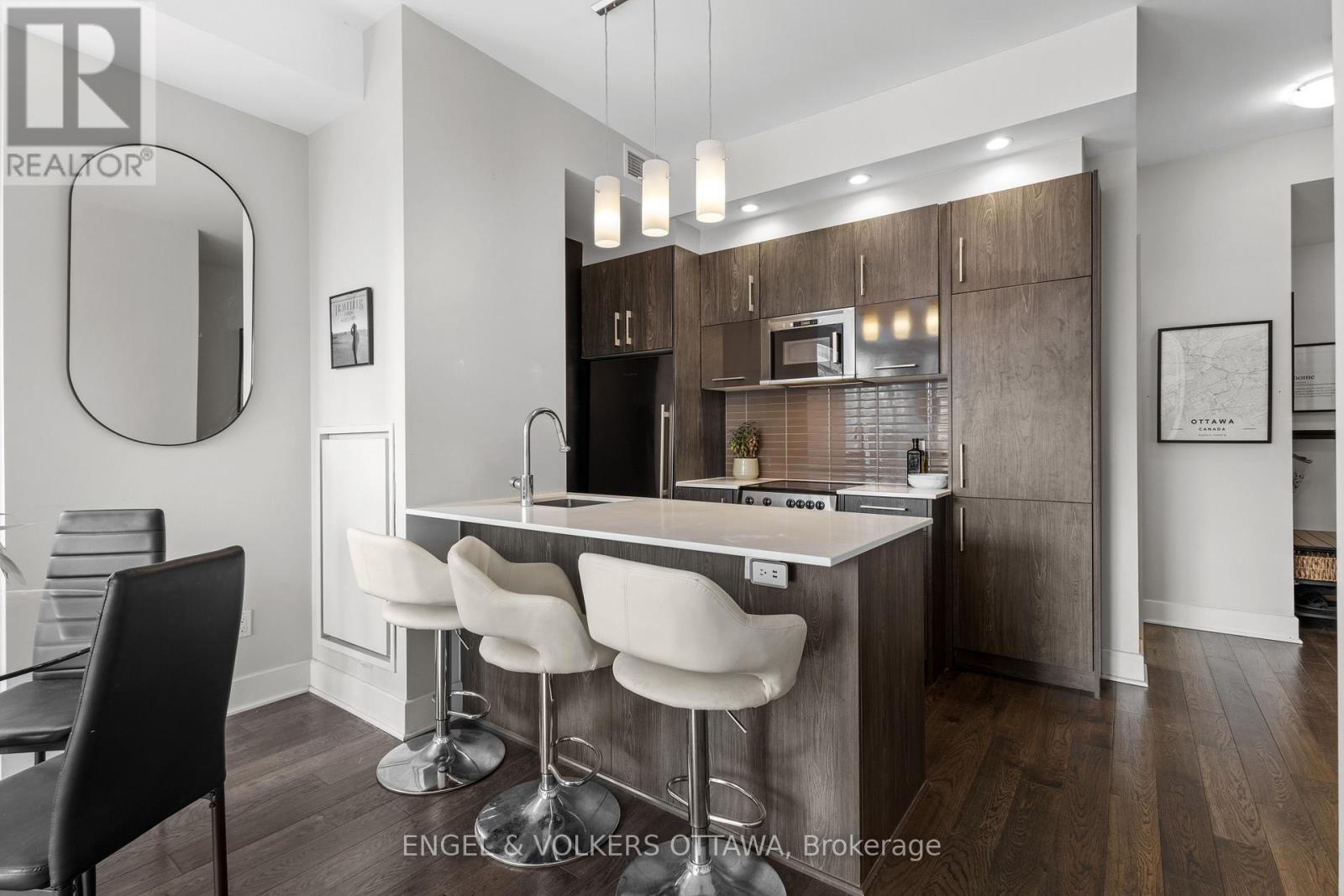 302 - 255 Bay Street