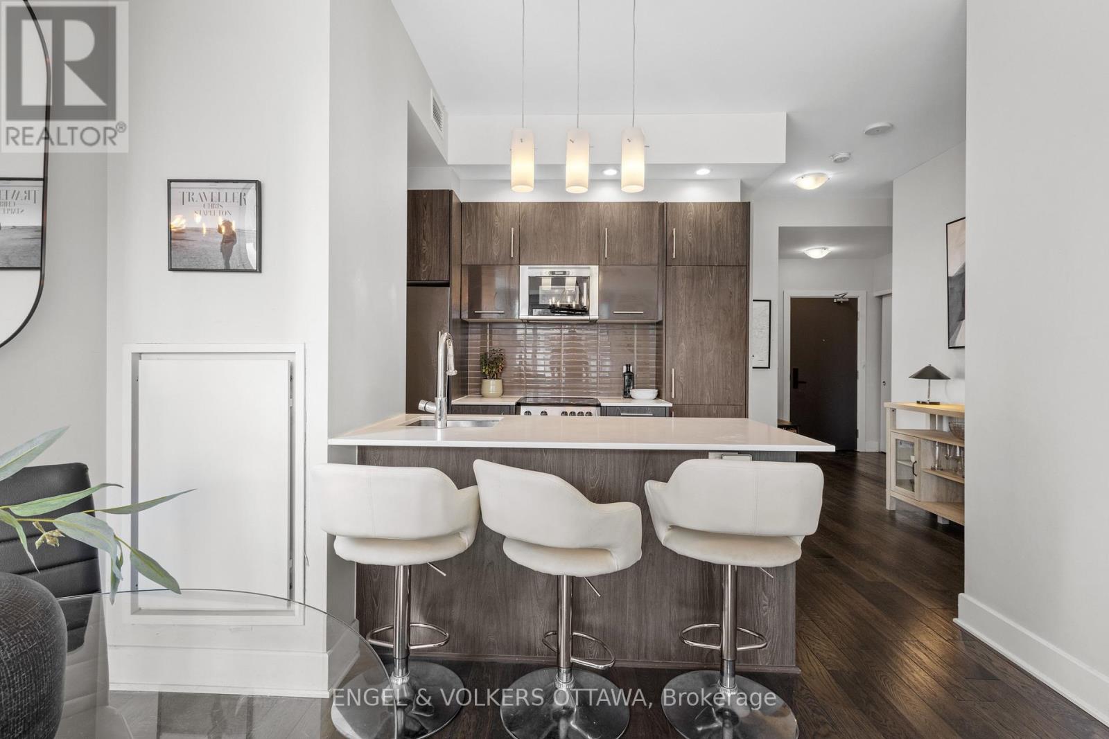 302 - 255 Bay Street