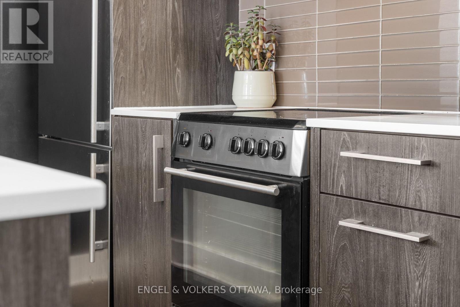 302 - 255 Bay Street