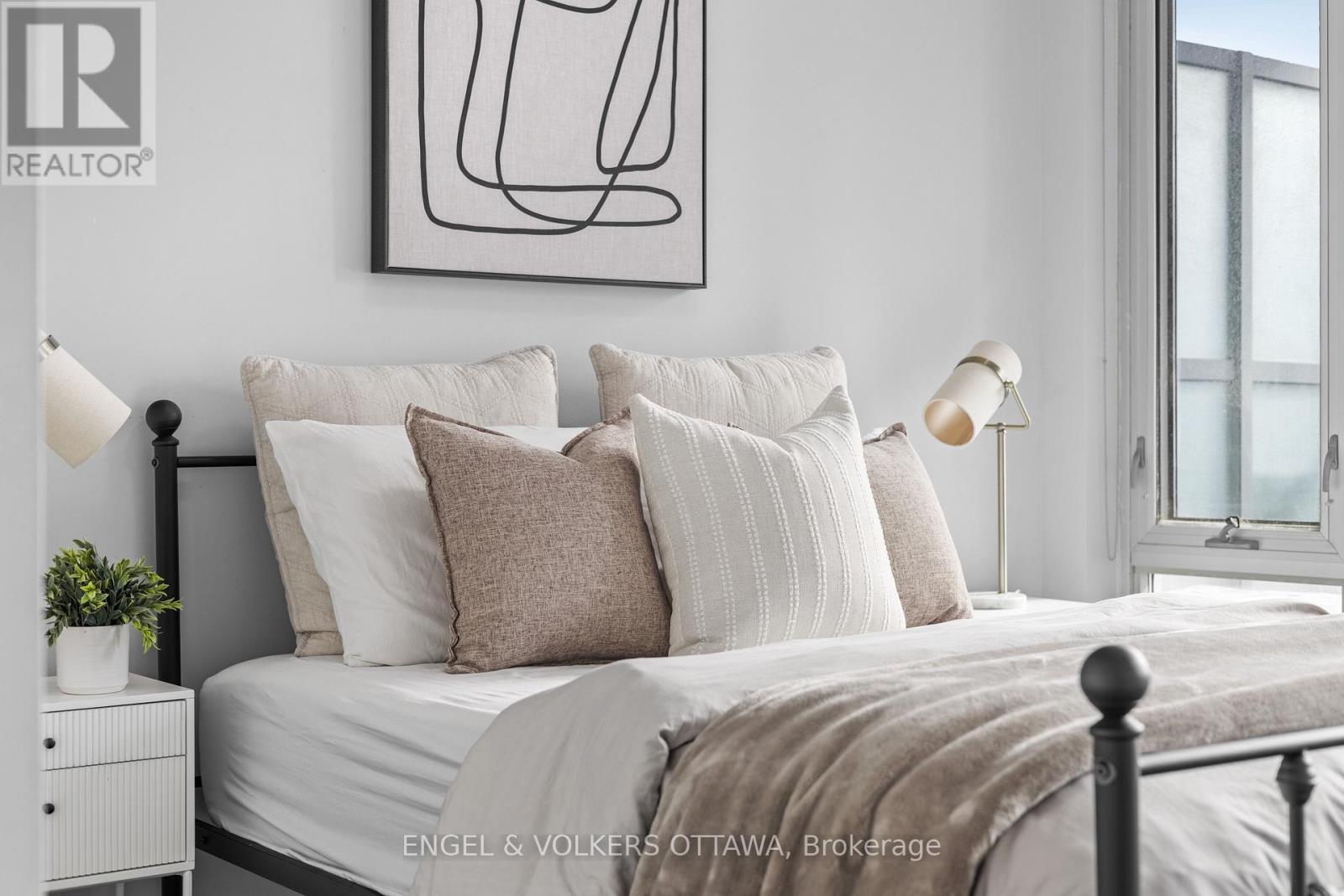 302 - 255 Bay Street