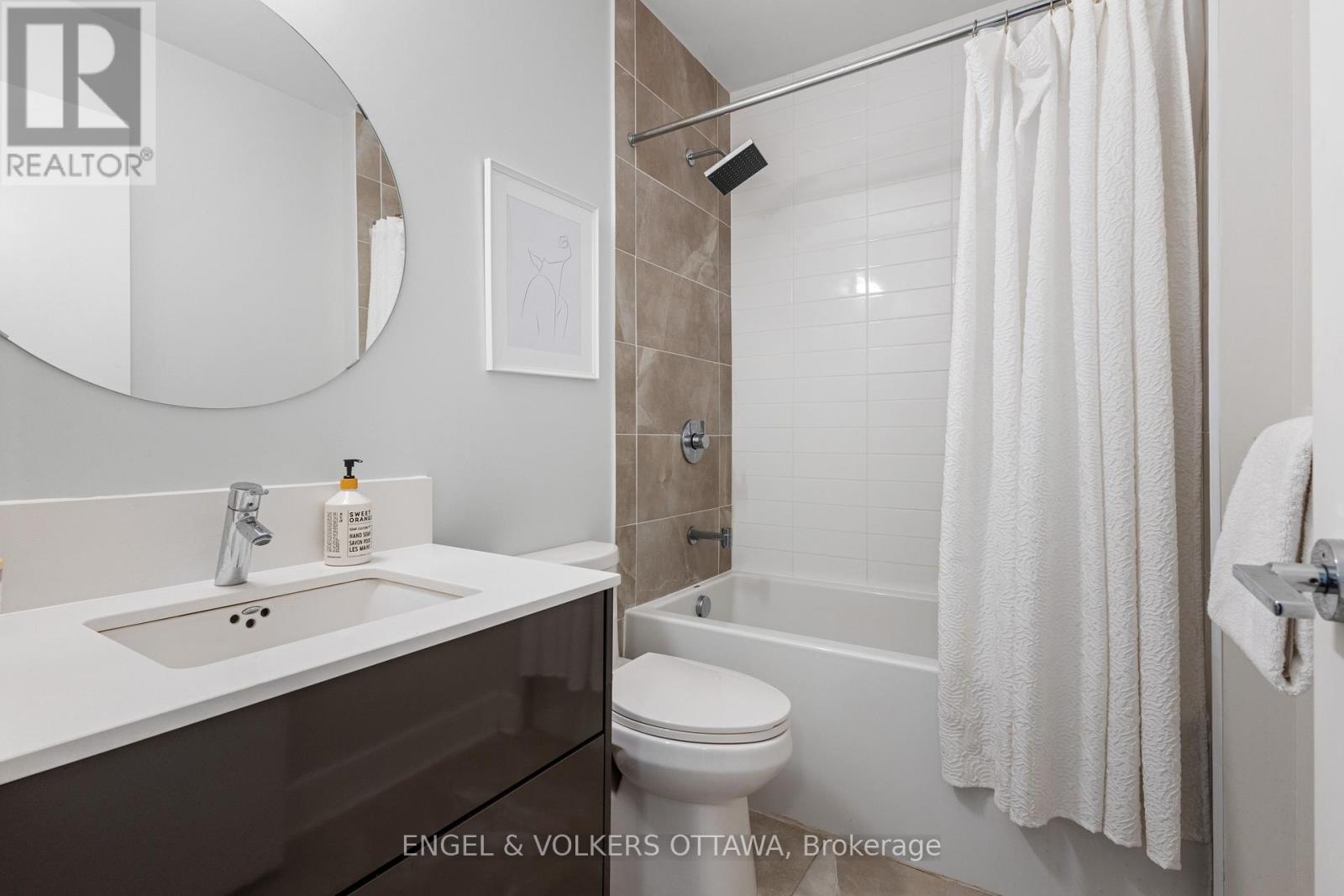 302 - 255 Bay Street