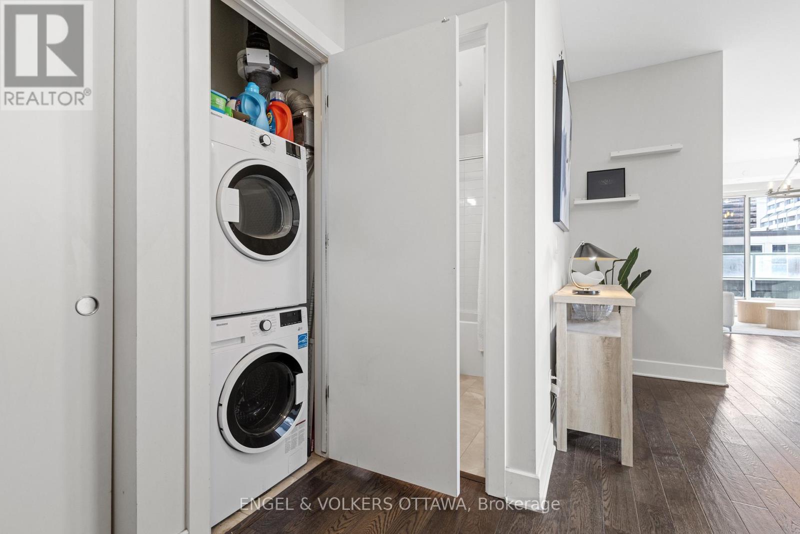 302 - 255 Bay Street