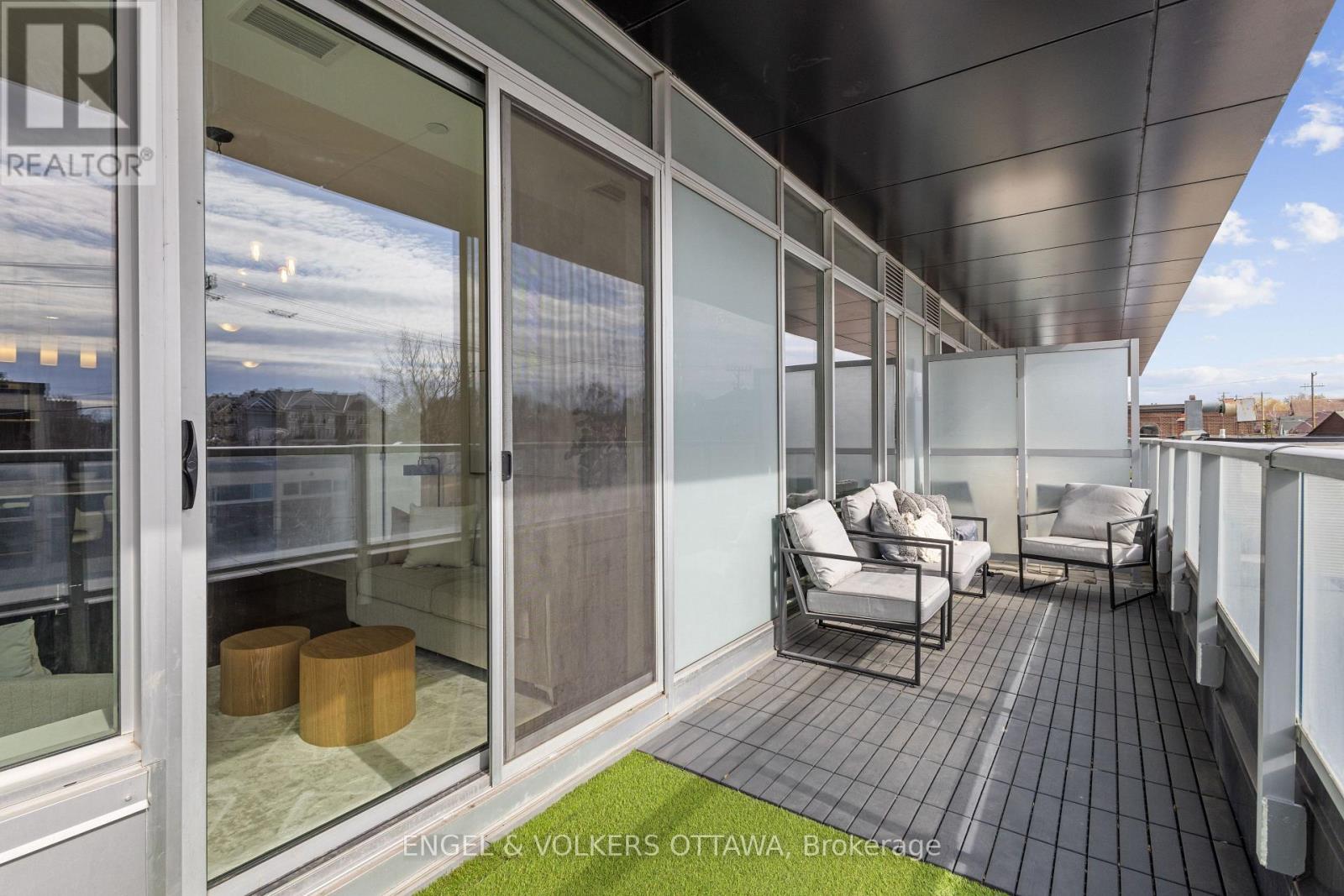 302 - 255 Bay Street