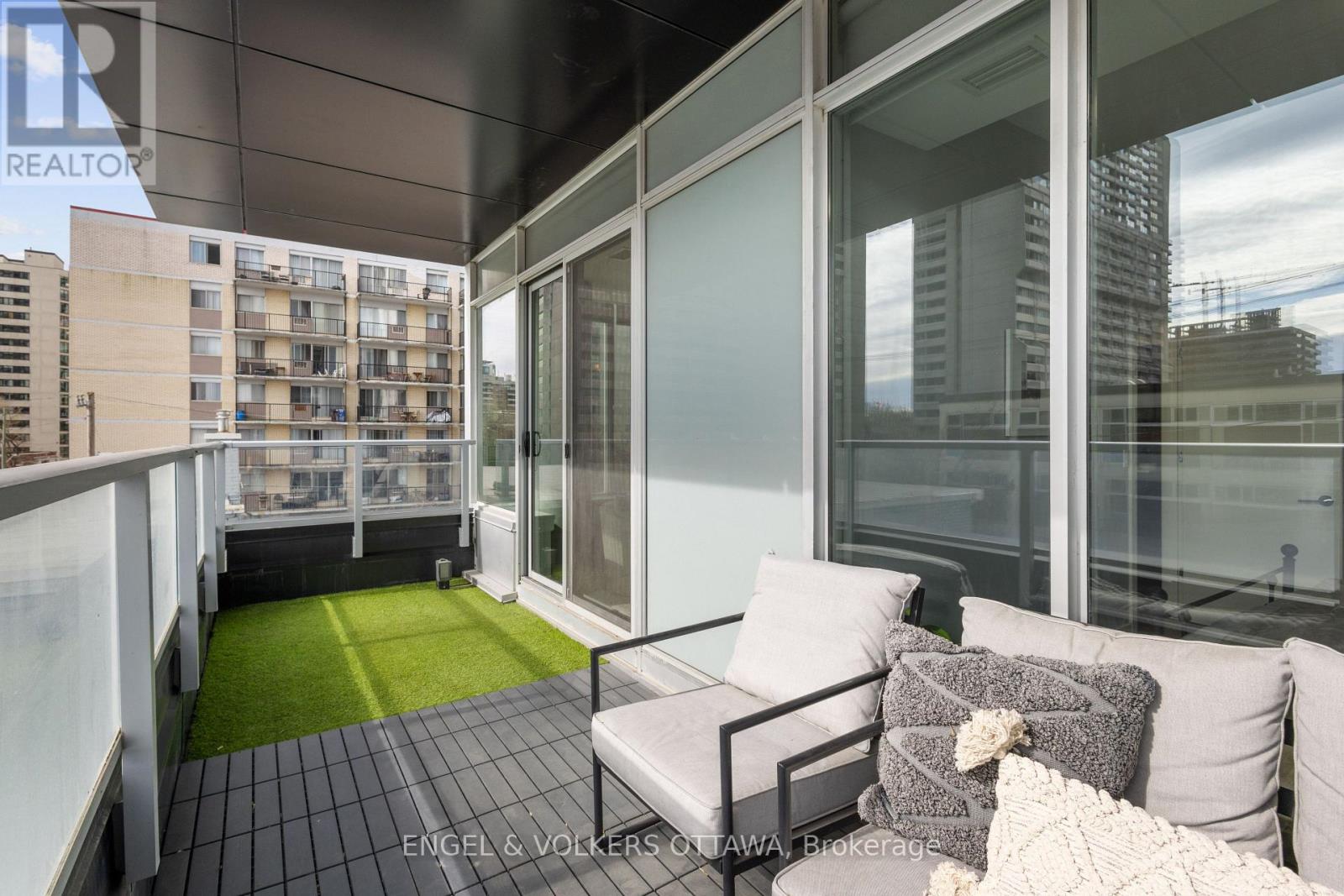 302 - 255 Bay Street