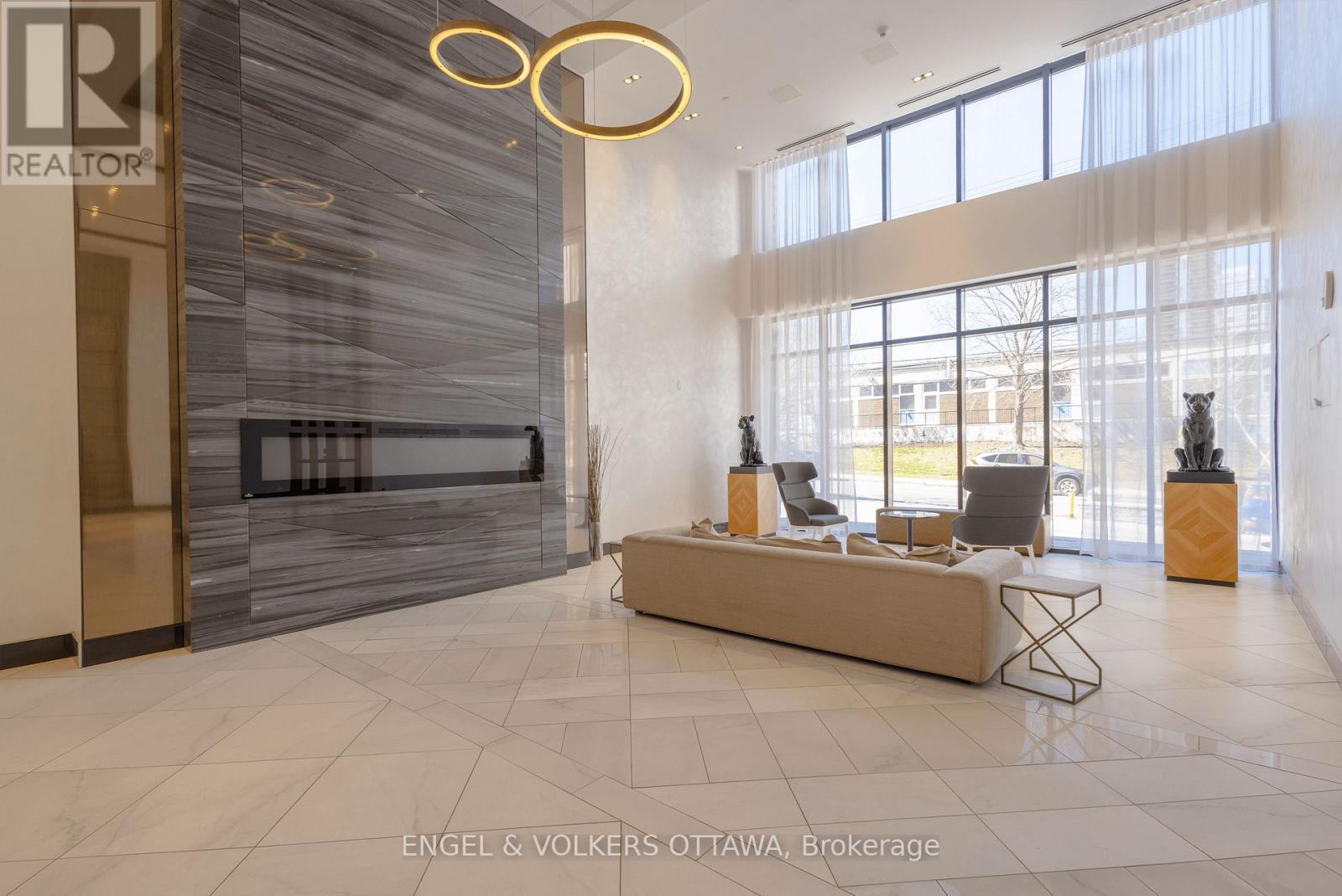 302 - 255 Bay Street